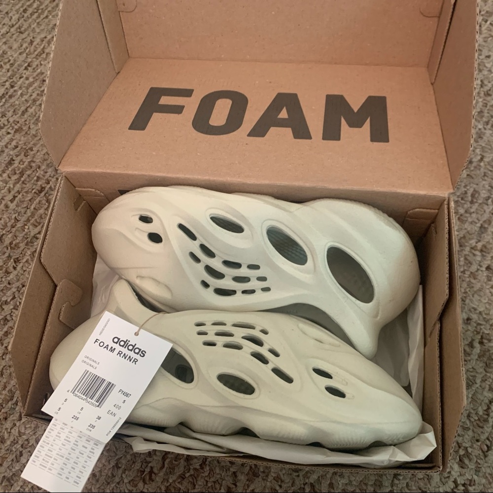 Yeezy Foam Runner Sand Men’s Size 5/Women’s 6.5
